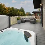 Chata Primrose With Hot Tub *
